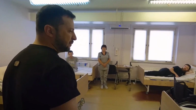Zelenskyy visits Ukrainian soldiers in Ivano-Frankivsk hospital
