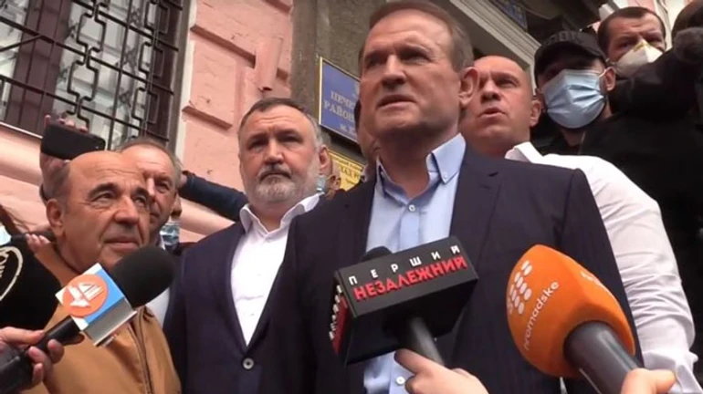 Медведчук прибув до суду: скаржиться, що гроші на заставу заблоковані, але є вихід