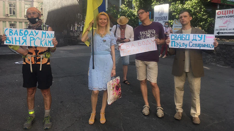 Біля посольства Білорусі влаштували акцію на підтримку опозиції