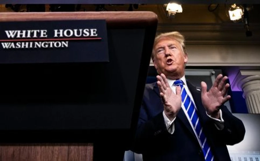 Трамп предложил использовать свет и дезинфицирующие средства против COVID-19