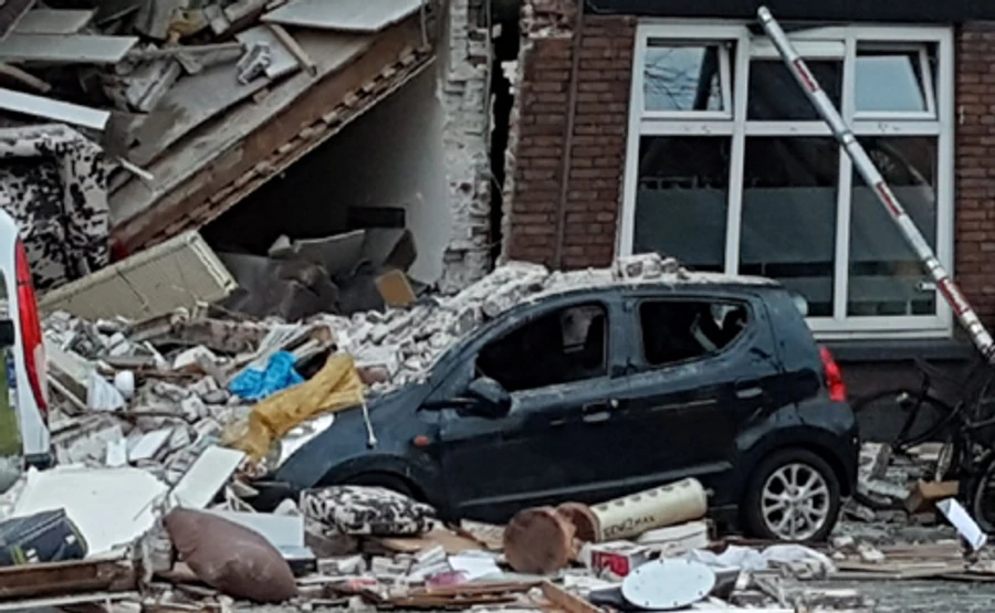 В Гааге из-за взрыва обрушился фасад дома: 9 раненых, под завалами люди