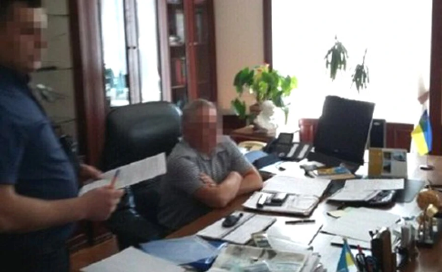 Хабарі в НАУ: суд арештував майно і валюту колишнього в. о. ректора 