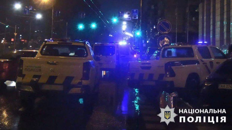 У готелі Києва сталася стрілянина: є загиблий і поранені, нападника шукають