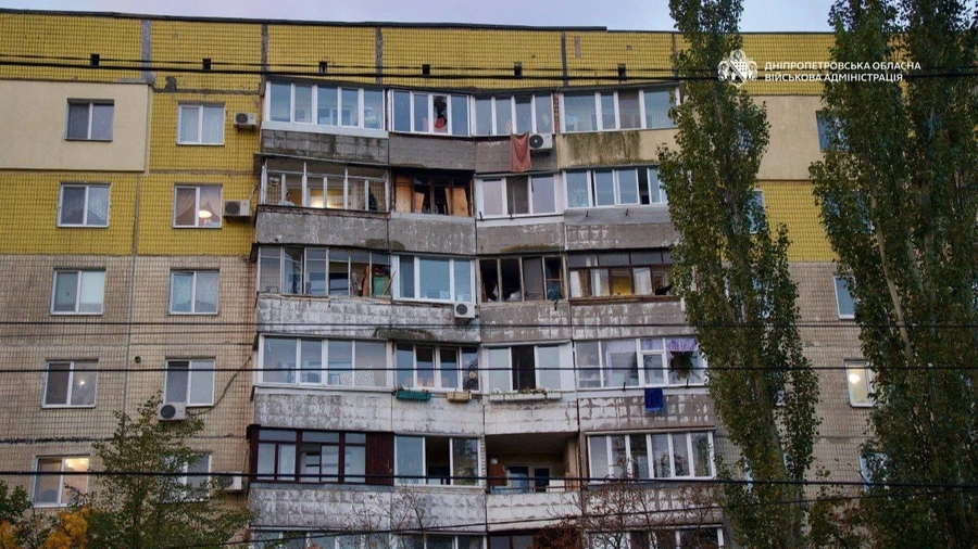 Росіяни атакували Дніпро: поранений чоловік, пошкоджені будинки й транспортна інфраструктура