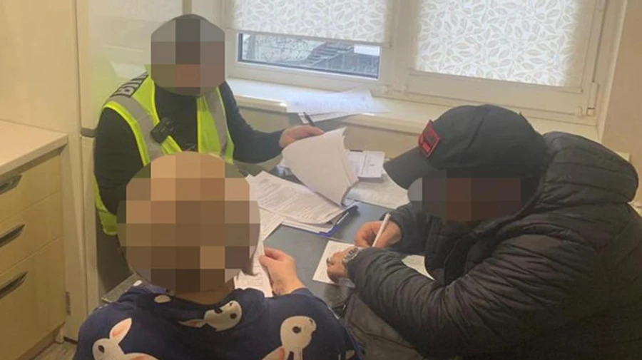 Чиновники-освітяни Києва нагріли руки на закупівлі біотуалетів для укриттів шкіл – прокуратура