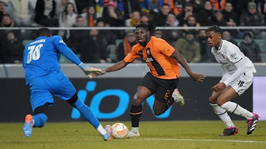 У драматичній серії пенальті Шахтар обіграв Ренн і вийшов в 1/8 фіналу Ліги Європи