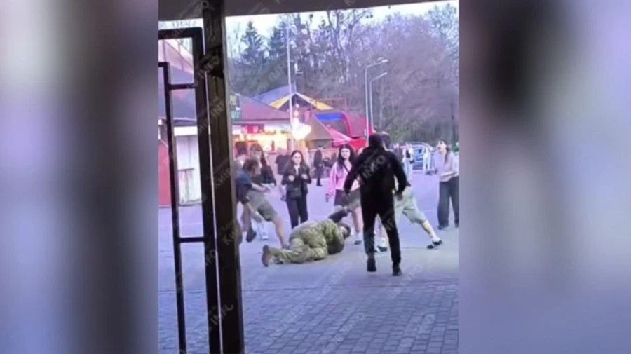 В Киеве подростки избили военного: двоих задержала полиция