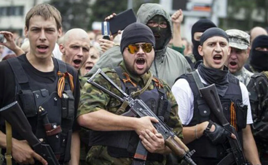 Украинцы преимущественно считают, что сепаратисты воюют за зарплату РФ