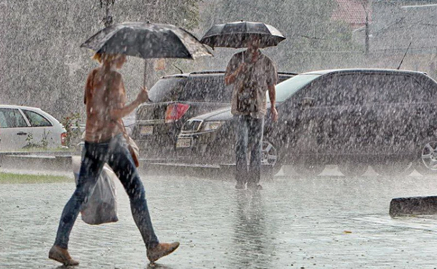 У неділю захід України заллють грози, найближчими днями дощитиме