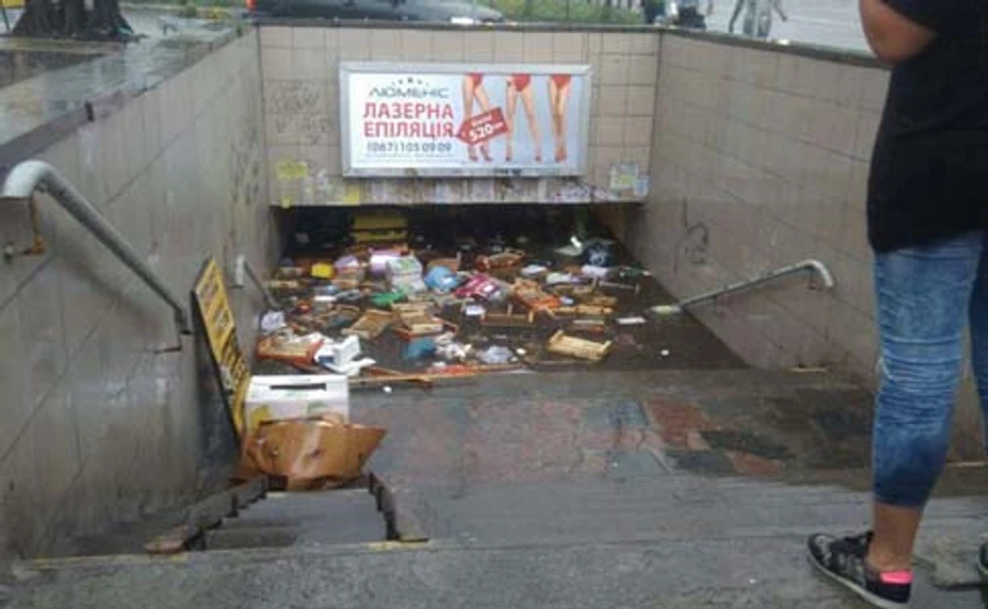 Киев накрыло ливнями и градом, затопило дороги и переходы