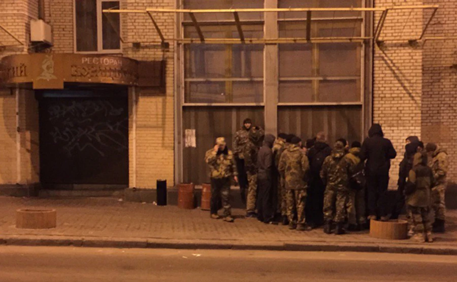 Люди в камуфляже  из РПС переехали в казармы Азова