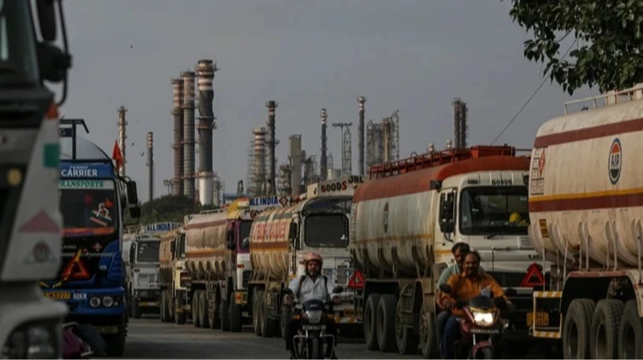 США тимчасово дозволили Індії купувати російську нафту з танкерів у морі