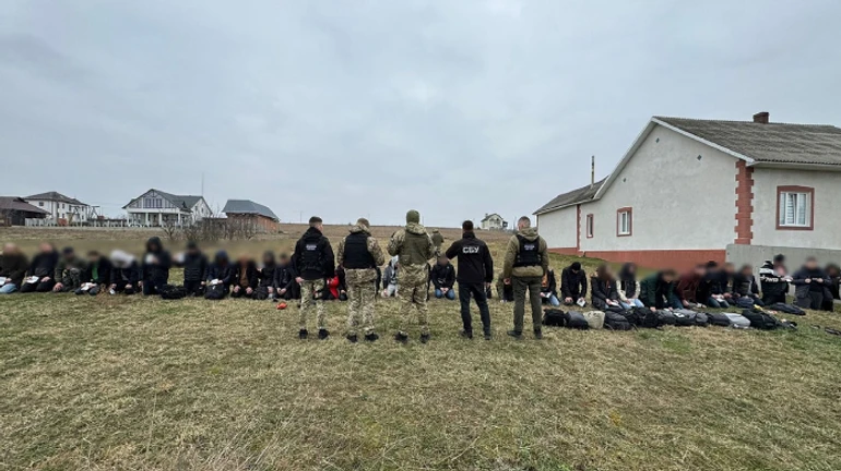 Чоловічий рейс у Румунію вартістю €340 000: прикордонники зупинили бус із 34 ухилянтами