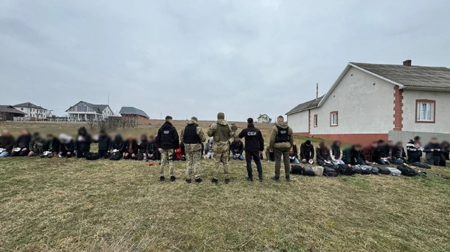 Чоловічий рейс у Румунію вартістю €340 000: прикордонники зупинили бус із 34 ухилянтами