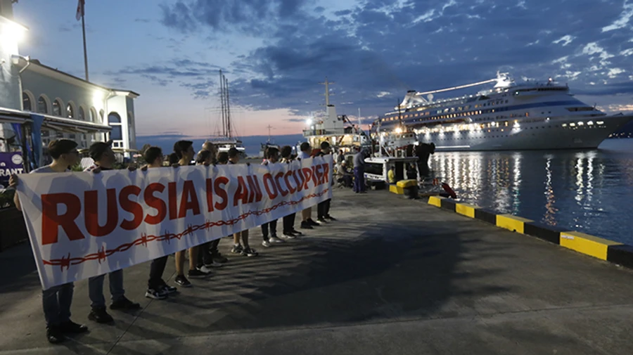 Bus carrying Putin supporters pelted with bottles in Batumi, Georgia; Ukrainian woman detained