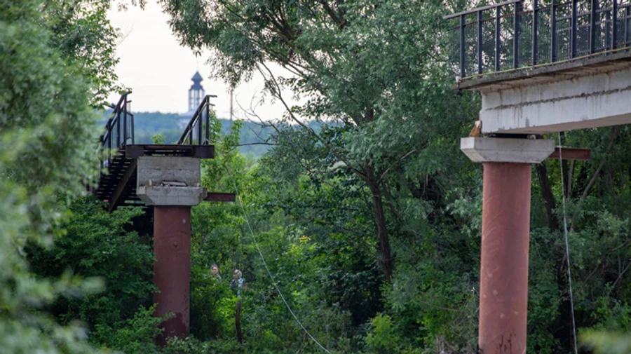 Во Франковске из-за непогоды упала часть пешеходного моста