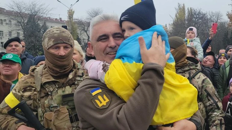 Командувач ОК Південь прибув до Херсона, місцеві зустрічають з прапорами й вигуками