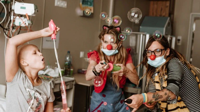 Рак не знає, що йде велика війна: історії медиків та волонтерів, які борються за життя онкохворих дітей