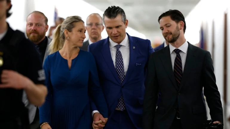 WSJ: Глава Пентагона берет жену и брата на встречи с иностранными коллегами