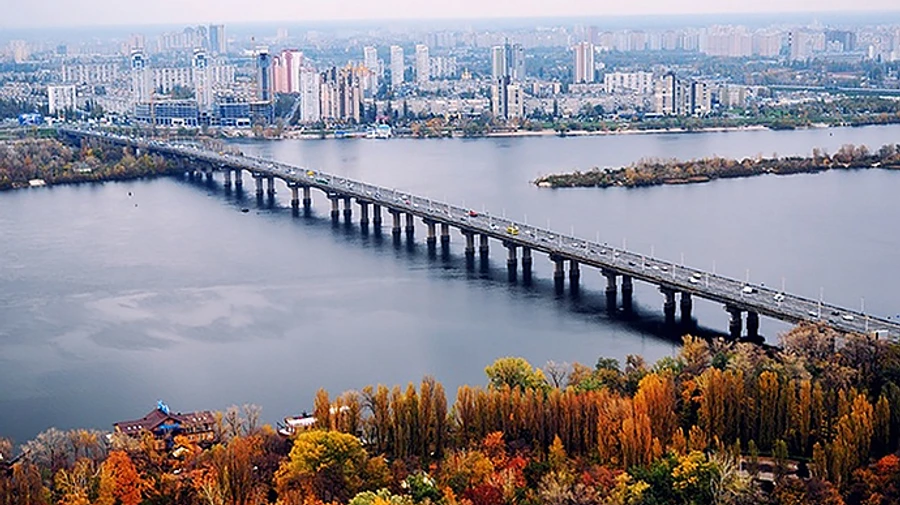 В воскресенье до утра понедельника ограничат движение на мосту Патона