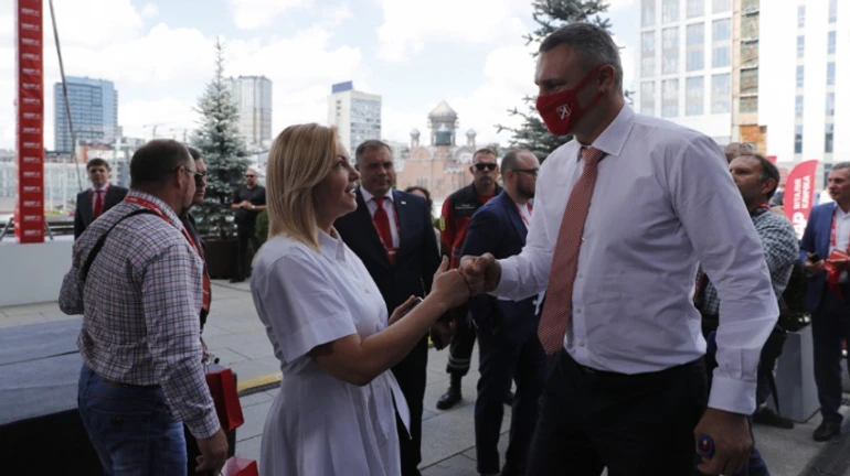 Кличко веде на вибори свою сурдоперекладачку і Шовковського