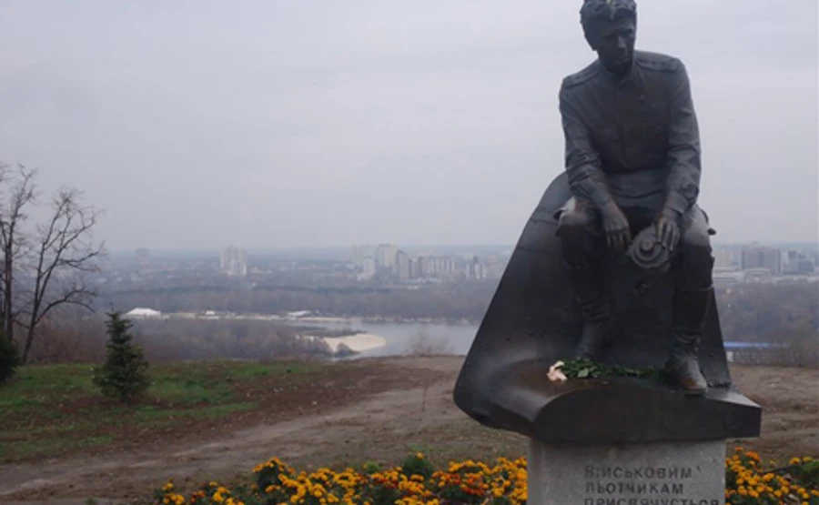 У київському парку батьки поховали урну з прахом немовляти