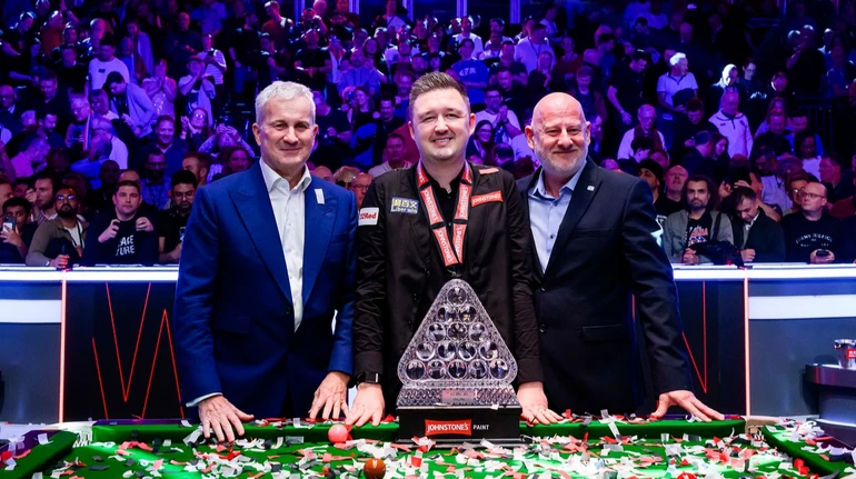 Англичанин Уилсон с третьей попытки выиграл финал Masters 2026 с третьей попытки