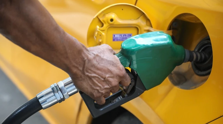 Нефть взлетела до 82 долларов после первый торгов с начала войны на Ближнем Востоке