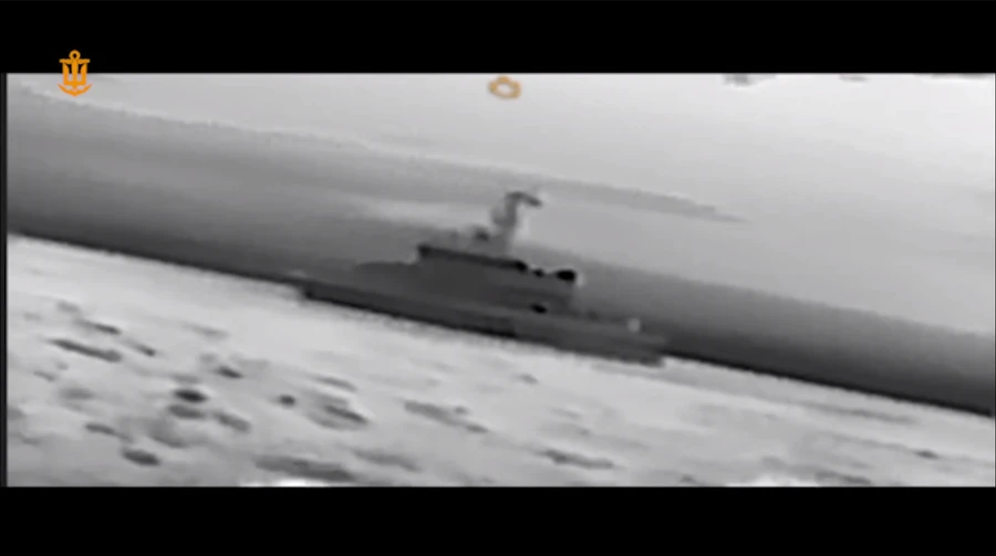 Ukrainian Navy strikes Russian boats guarding Kerch Bridge – video