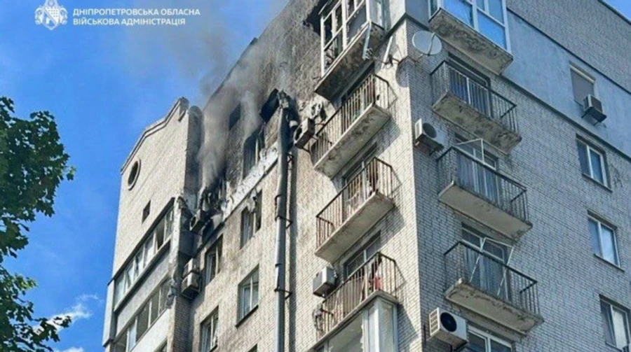 Россияне снова ударили по Днепру: дрон попал в многоэтажку, ранены двое детей