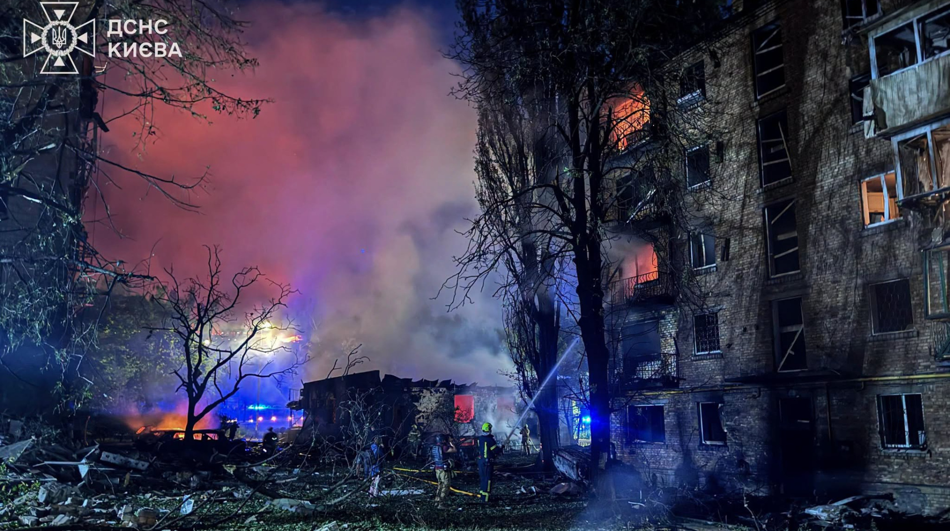 Загиблий і 8 потерпілих: рятувальники показали наслідки масованої атаки на Київ