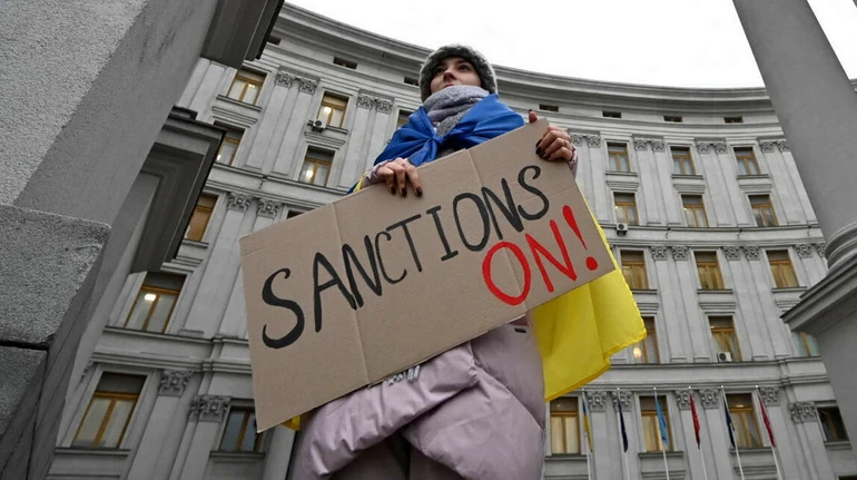 Компромиссы ради санкций. Как ЕС договорился о новой волне давления на Россию и что пришлось отдать