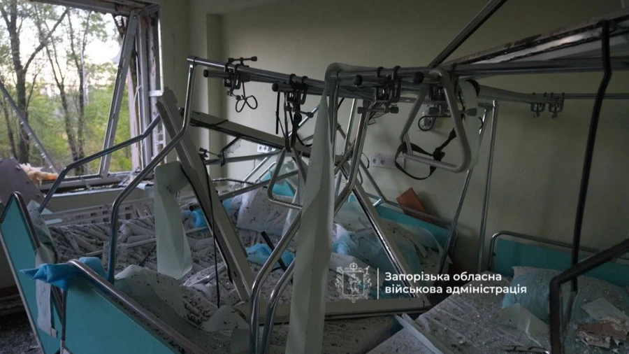 Оккупанты утром ударили по Запорожью: 2 пострадавших, повреждены больница и скорые