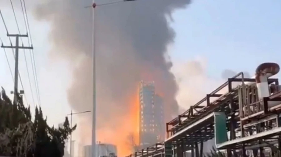 У Китаї стався вибух на хімічному заводі, дим піднявся на сотні метрів