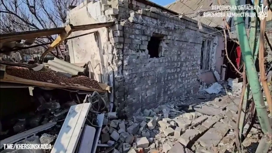 Russians bombard Kherson and Beryslav, wounding 3 people – video