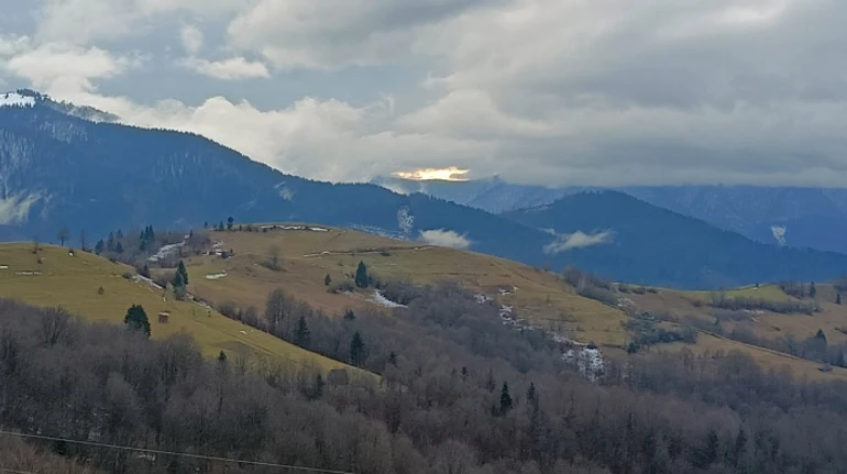 Блеск и нищета: как зимний туризм в Карпатах убивают бесснежные зимы, страх мужчин перед мобилизацией и мусор