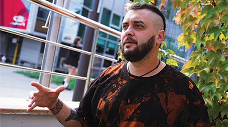 Є життя і є смерть, є правда і є брехня. Провиляти не вийде. Історія харківського музиканта, актора і волонтера Олега Каданова