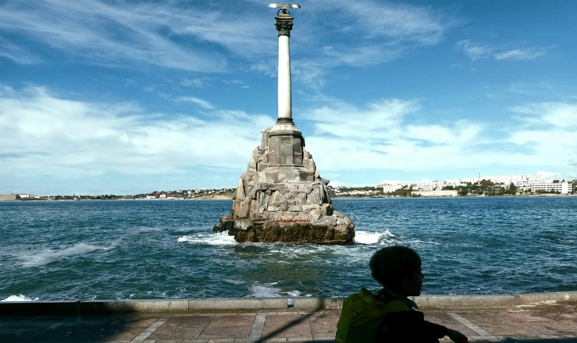 Я уже и не знаю, Путин это или робот. Чем живет оккупированный Крым в войну