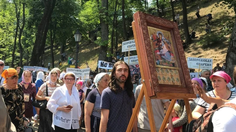 Тисячі вірян УПЦ МП прийшли на Володимирську гірку святкувати річницю хрещення Русі