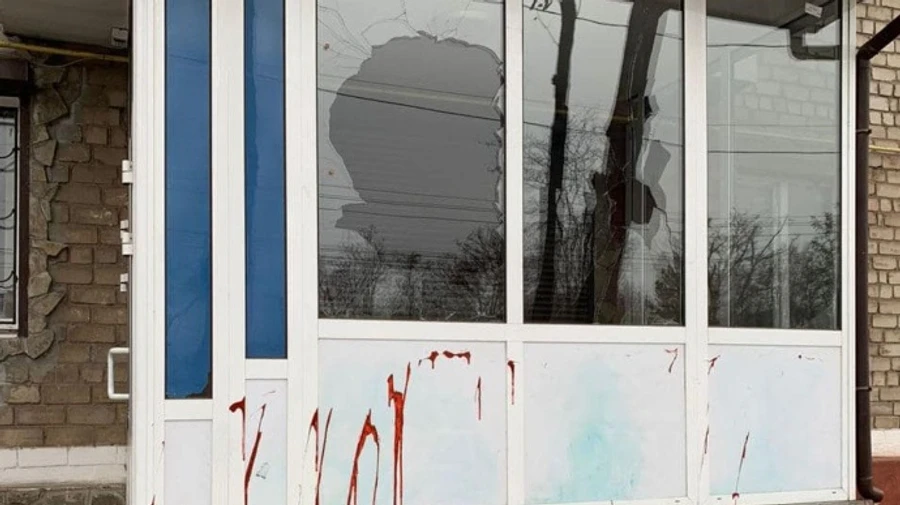 Невідомі пошкодили два партійні офіси у Маріуполі