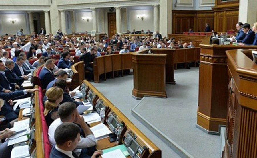 Рада почти единогласно начала ломать схемы Яценко