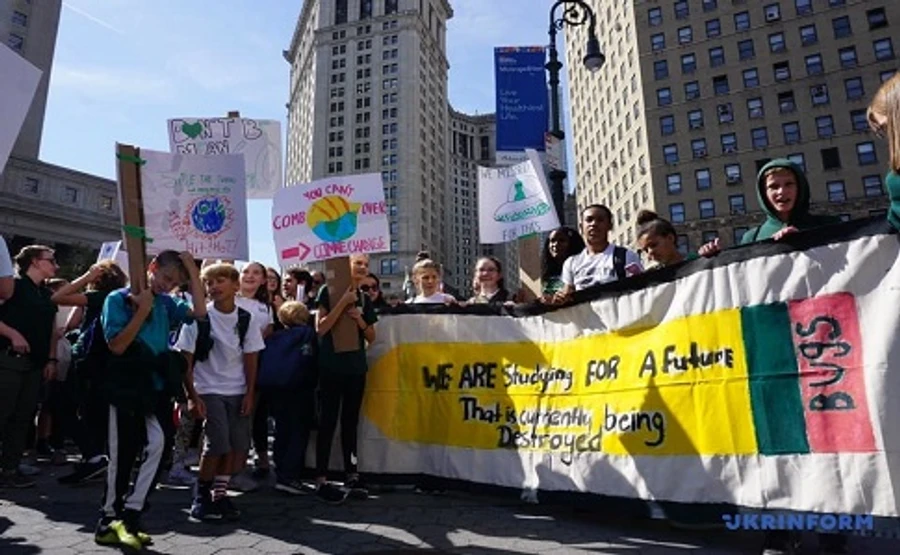 У Нью-Йорку поліція перекривала Мангеттен. На Кліматичний марш прийшли 300 тисяч людей