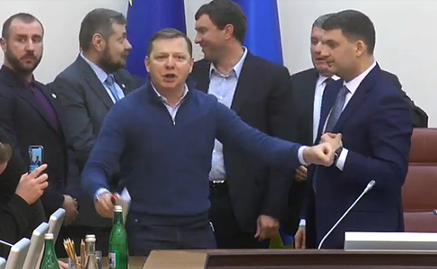 Зачем с ворюгой контракт подписал? – Ляшко ворвался на заседание Кабмина 