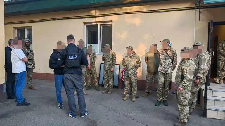 Продовження історії з капцями в зубах: ДБР розповіло про схему в ТЦК, де били чоловіків
