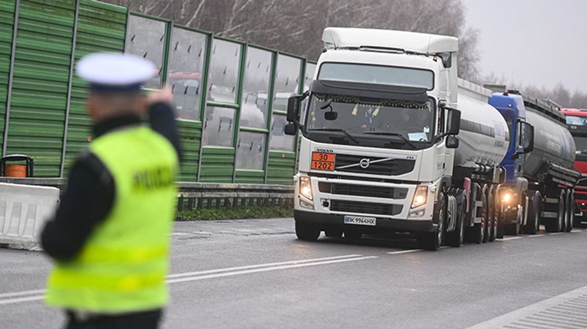 Polish hauliers announce intention to block border with Ukraine until ...