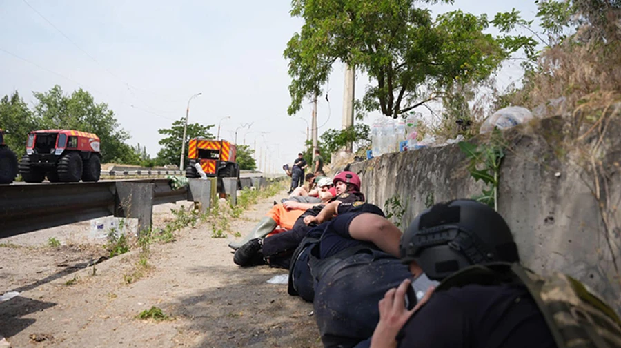 Russians attack rescue workers in Kherson, injure two