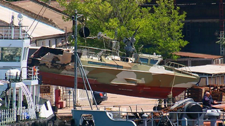 Russian boat that was wrecked near Zmiinyi (Snake) Island delivered to Sevastopol - Odessa Oblast Military Administration