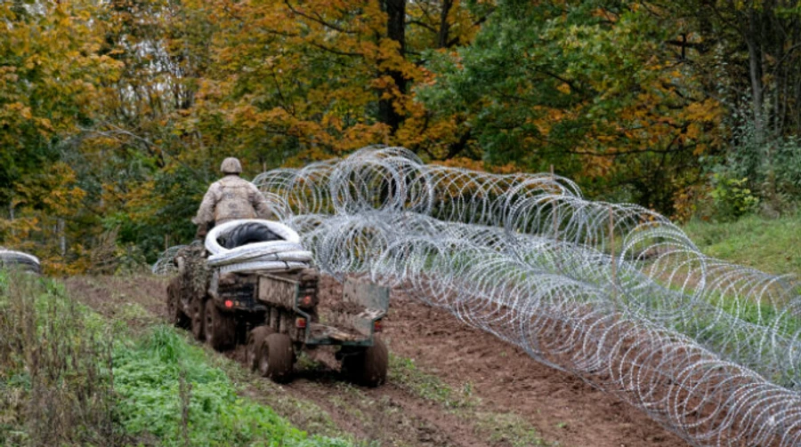 Латвия установила 37-километровый забор на границе с Беларусью