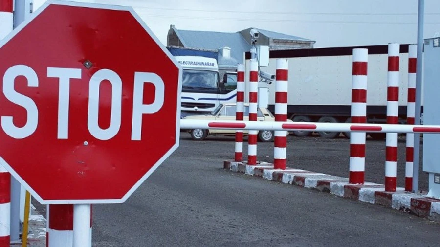 Молдованину на три года запретили въезд в Украину за георгиевскую ленту на авто