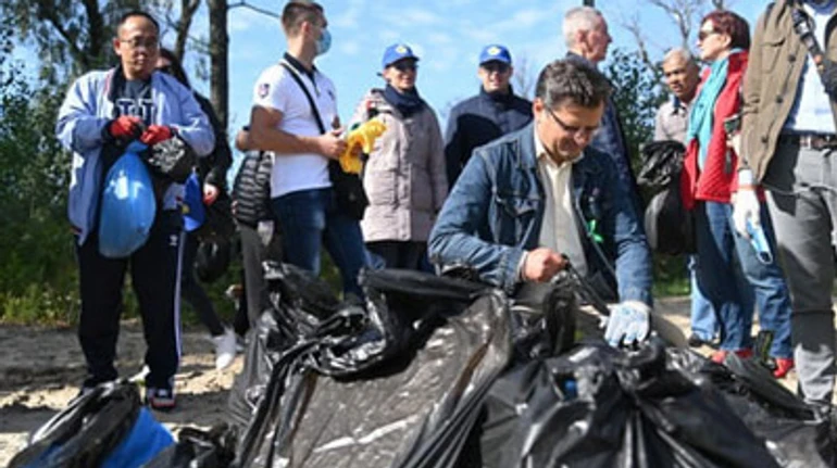 Зі сміттям на вибори: як українські партії просувають екологічні ініціативи